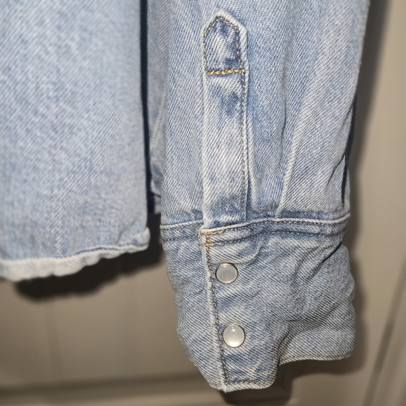 H&M Light Blue Denim Button-Up Shirt w/pearl like button Size XL - Picture 6 of 6